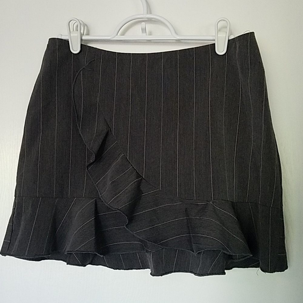 Windsor Gray Pinstripe Ruffle Skirt - Size 3